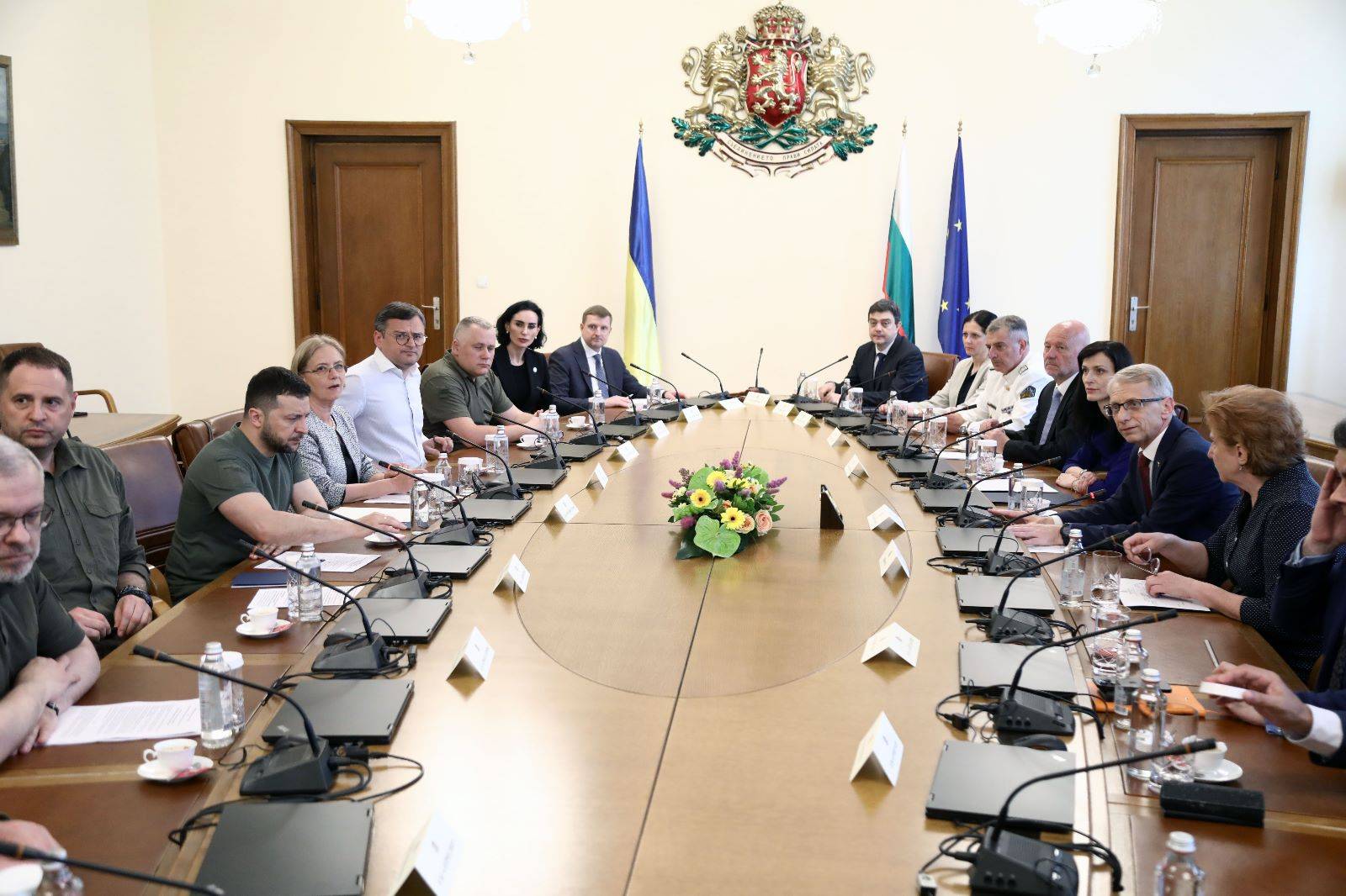 Володимир Зеленски и украинската делегация на среща в МС